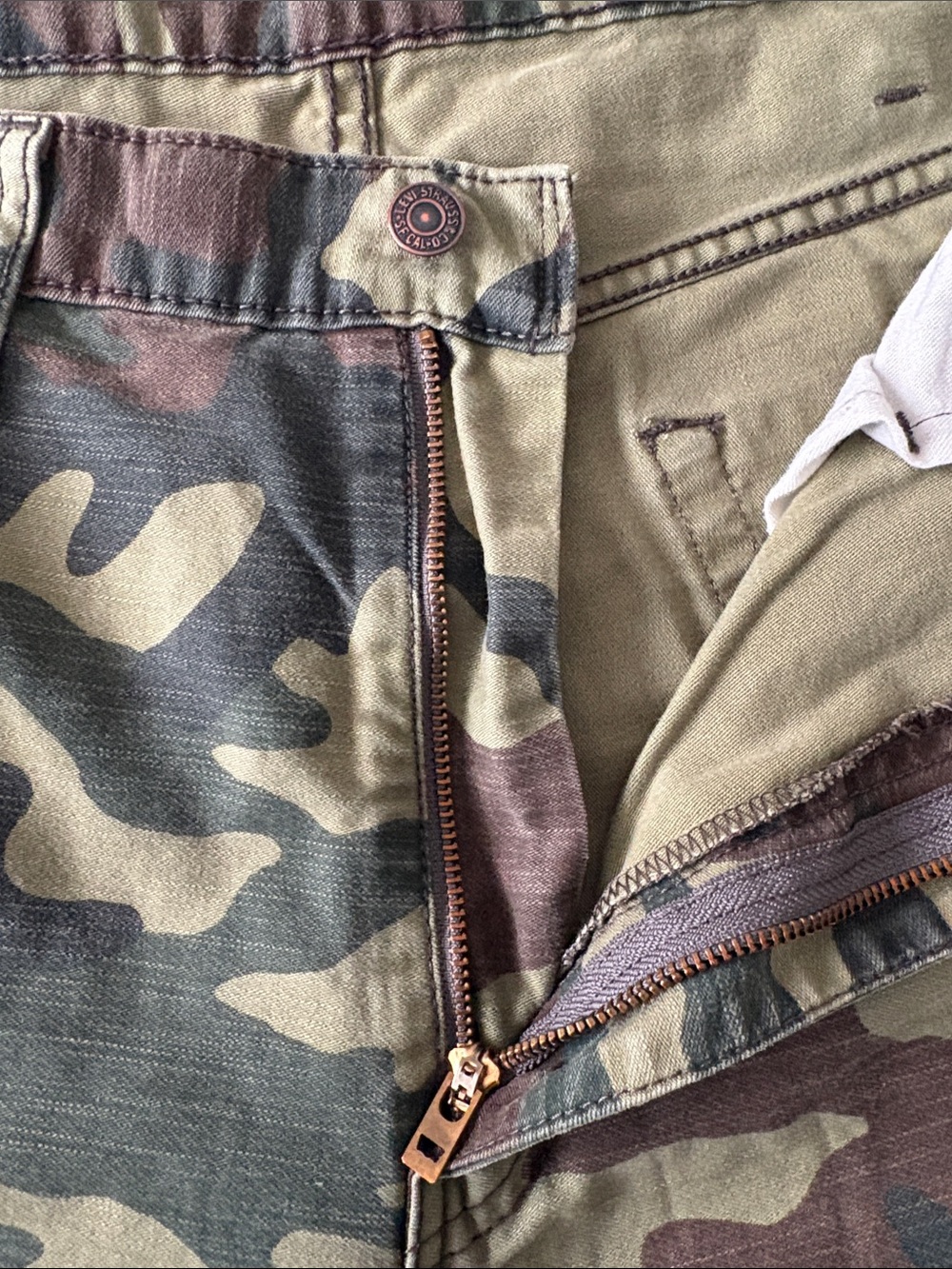 Levi's Men’s Camo Relaxed Jeans - Green/Brown - Picture 7 of 8